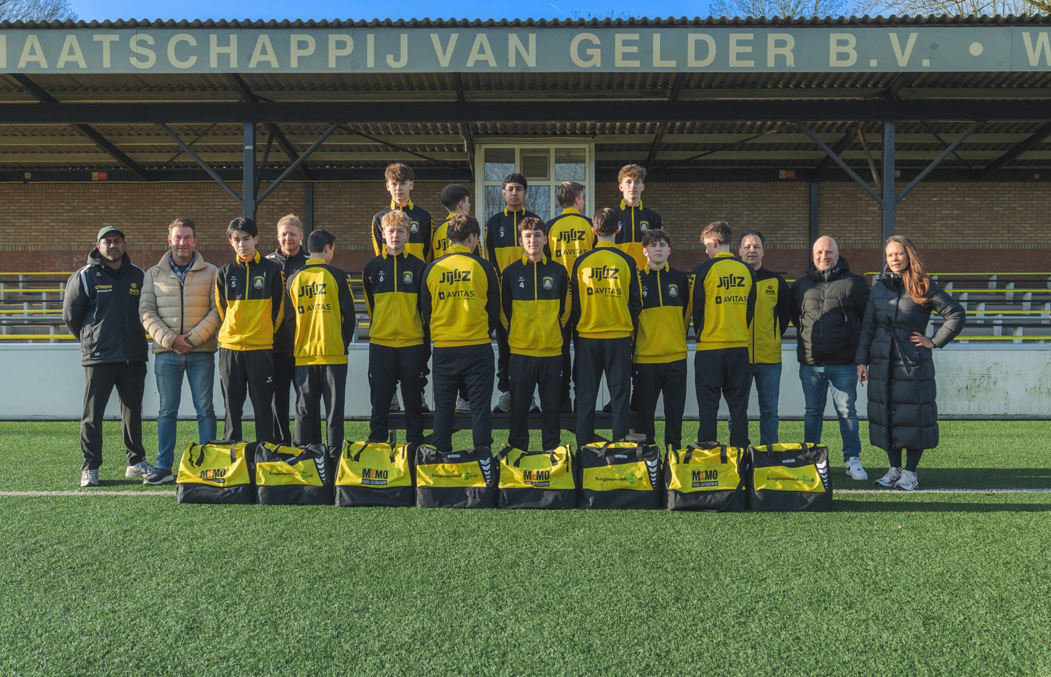 DCS JO16-1 voorzien van nieuwe trainingspakken en tassen