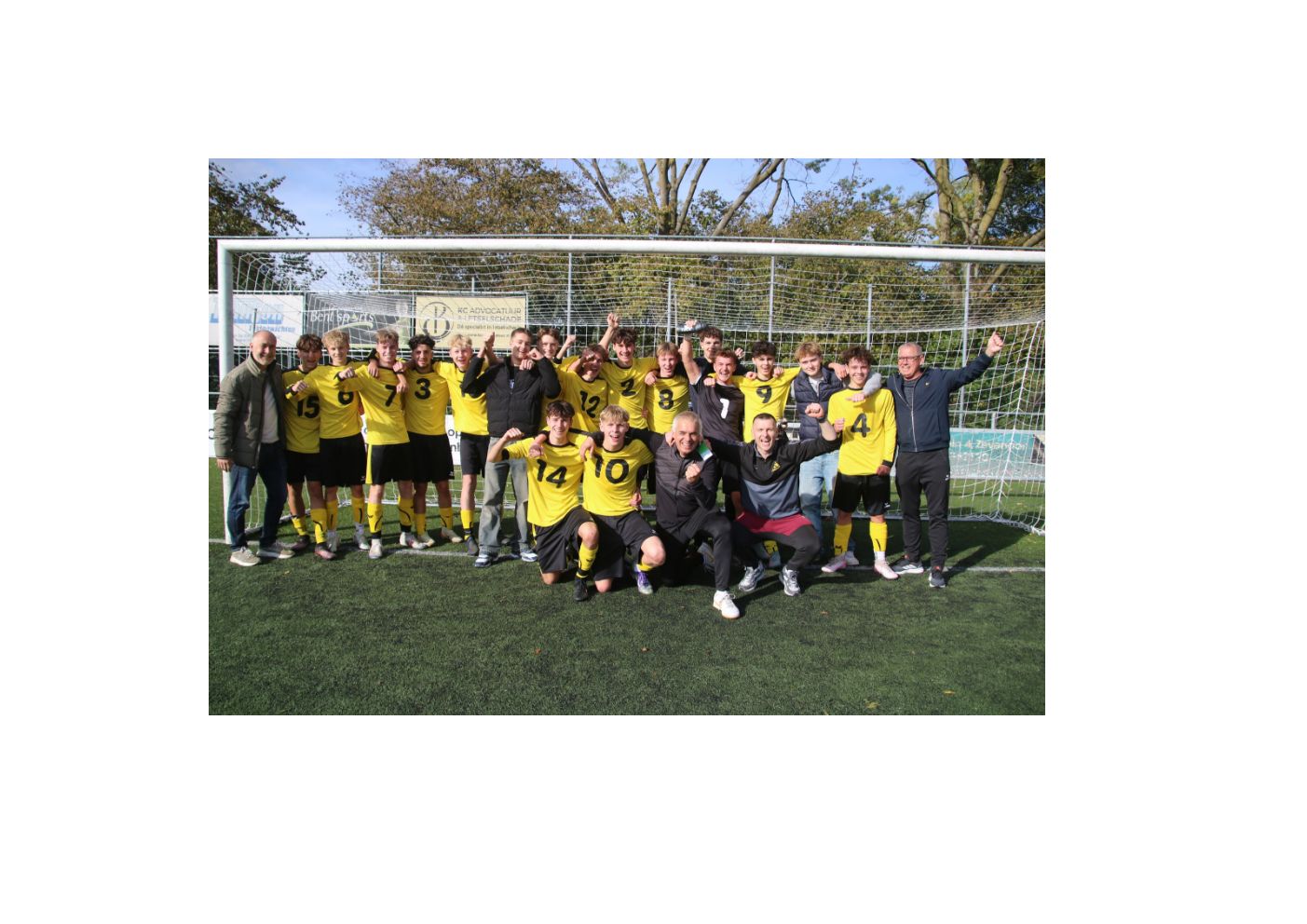 DCS JO17-1 kampioen Hoofdklasse, de kampioensschaal in Zevenaar!